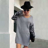 Pulloverkleid aus Rippstrick mit V-Ausschnitt und Animalprint