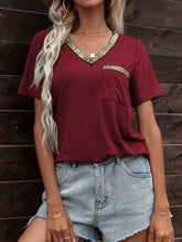 T-shirt à manches courtes et col en V pailleté