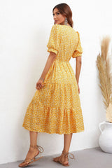 Robe fleurie à volants et col à nouer à la taille