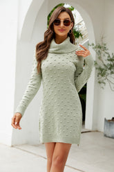 Robe pull fendue à col roulé et pompons