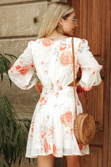Robe à manches longues et col en V avec découpes florales