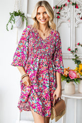 Robe à fleurs froncées, col en V et manches à volants