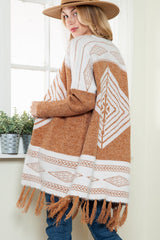 Braune Strickjacke mit Colorblock-Muster und Quastensaum