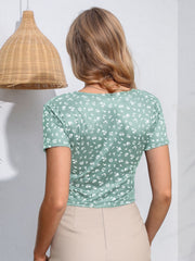 Haut à manches courtes et col surplis fleuri