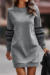 Dunkelgraues Sweatshirtkleid mit Rüschen und Patchwork-Ärmeln