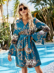 Robe imprimée à manches évasées et ceinture nouée