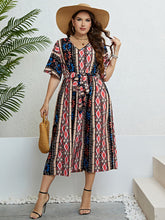 Bohemian-Midikleid mit V-Ausschnitt und Bindegürtel in Übergröße