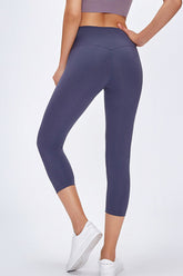 Schmale, an der Hüfte verkürzte Leggings