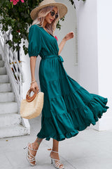 Robe mi-longue à volants et col surplis, nouée à la taille