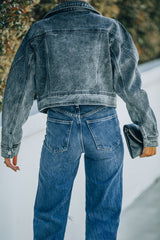 Kurze Jeansjacke mit Acid-Wash-Reverskragen