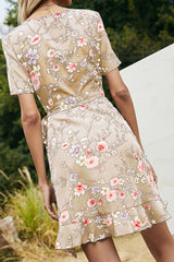 Robe à volants et ourlet à volants noués à fleurs