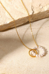 Collier avec pendentif en forme de créole en perles