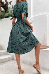 Robe imprimée à taille froncée et poignets noués