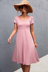Kurzärmliges Kleid mit U-Ausschnitt