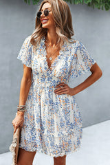 Robe imprimée à manches flottantes et col en V