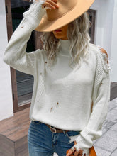Distressed-Pullover mit hohem Kragen und schulterfreien Schnitten