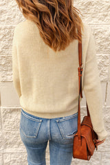 Gerippter Pullover mit halber Knopfleiste und überschnittener Schulter