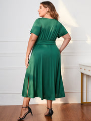 Robe mi-longue à manches courtes et col surplis grande taille