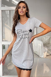 Robe t-shirt à col en V et dentelle contrastée RISE SHINE