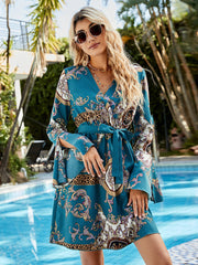 Robe imprimée à manches évasées et ceinture nouée