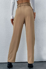 Gerade geschnittene Hose mit Gürtel und Taschen
