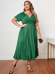 Robe mi-longue à manches courtes et col surplis grande taille