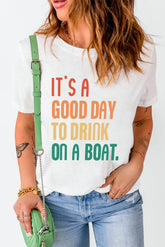 ES IST EIN GUTER TAG, UM AUF EINEM BOOT ZU TRINKEN Grafik-T-Shirt