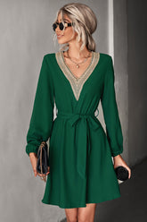 Kleid mit kontrastierendem V-Ausschnitt und Gürtel
