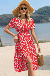 Robe à manches courtes et col surplis fleuri