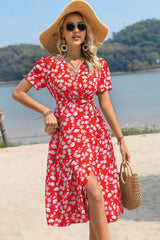 Robe à manches courtes et col surplis fleuri