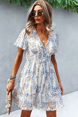 Robe imprimée à manches flottantes et col en V