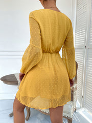 Mini-robe à pois suisses, manches ballon et col en V