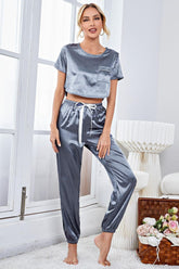 Lounge-Set aus Satin mit kurzem Crop-Top und Jogginghose