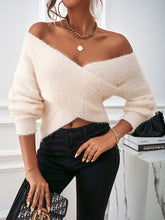 Pull court duveteux à col en V et épaules dénudées, manches longues et croisé sur le devant