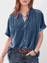 Chemise à manches courtes et col rond en velours doré de couleur unie