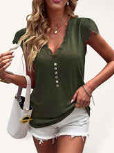 Pull tricoté à manches volantes et col en V