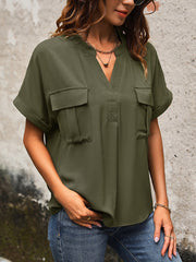 einfarbiges elegantes Pendlerhemd mit V-Ausschnitt und Taschen