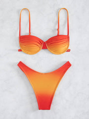 Weiblicher Straps-Strandbikini mit Farbverlauf