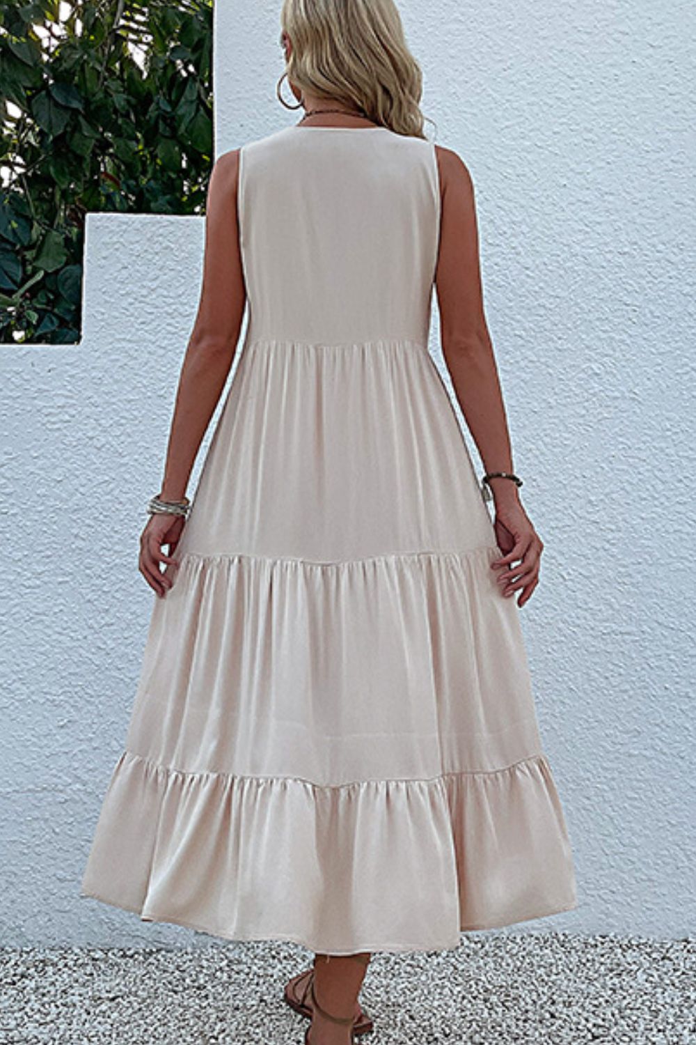 Robe à volants sans manches à boutons décoratifs