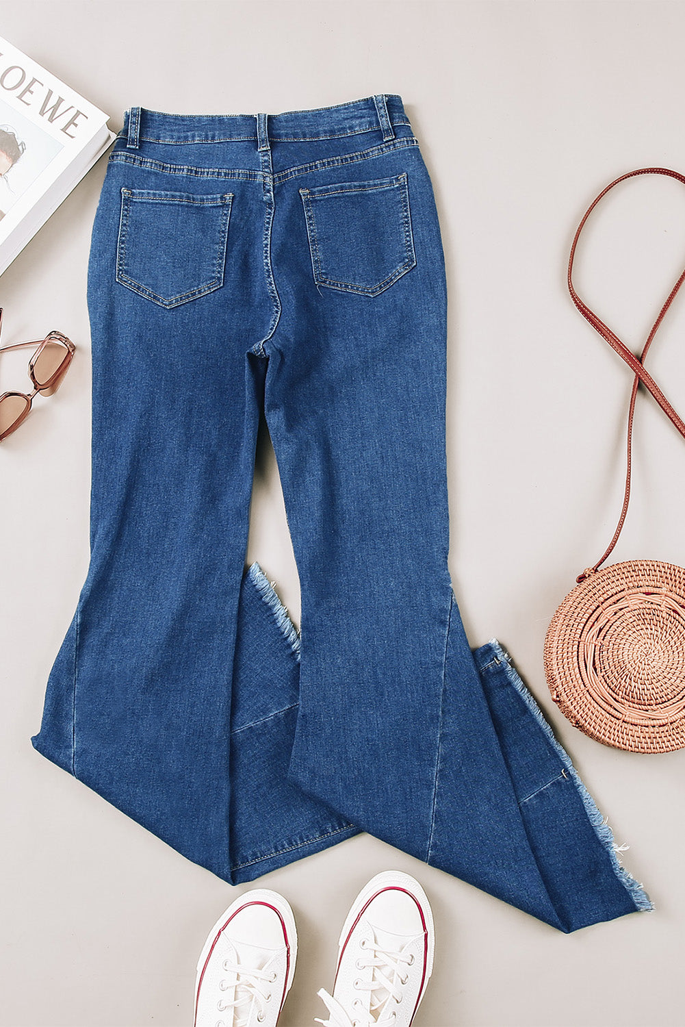 Asymmetrische Schlaghosenjeans mit offenem Saum