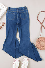 Asymmetrische Schlaghosenjeans mit offenem Saum