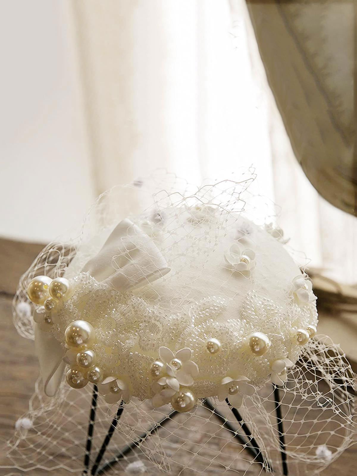 Chapeau vintage en maille avec nœud en perles blanches