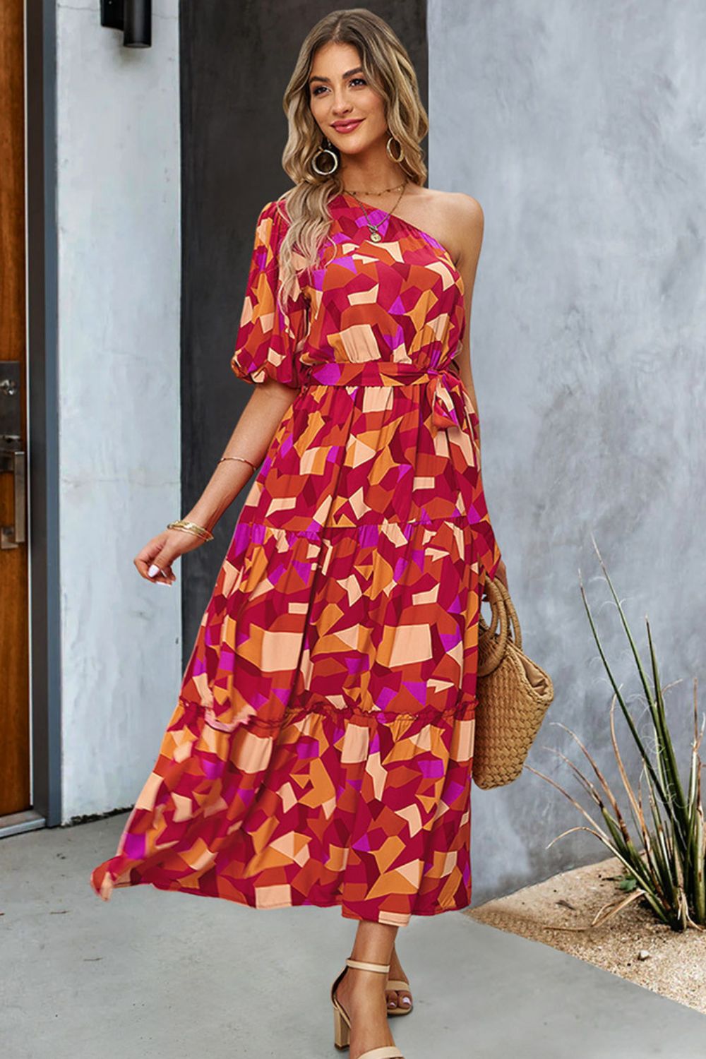 Robe longue imprimée asymétrique avec ceinture nouée