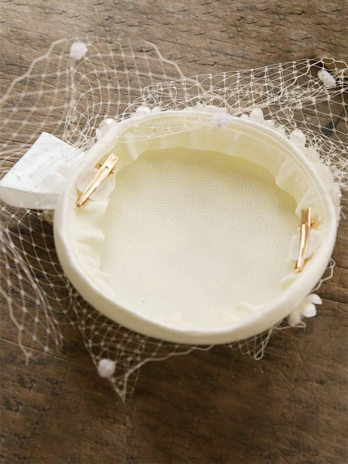 Chapeau vintage en maille avec nœud en perles blanches
