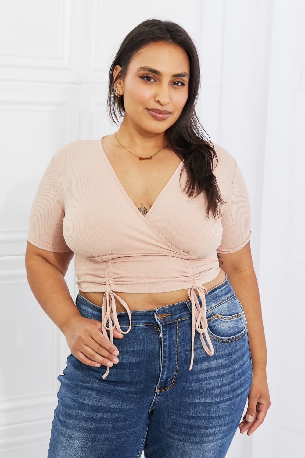 Capella – Back To Simple – Geripptes Oberteil mit Raffung vorne in voller Größe in Blush