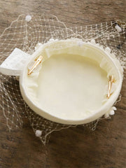 Chapeau vintage en maille avec nœud en perles blanches