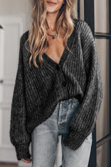 Graue Strickjacke mit tief angesetzten Schultern, Puffärmeln und geknöpftem V-Ausschnitt
