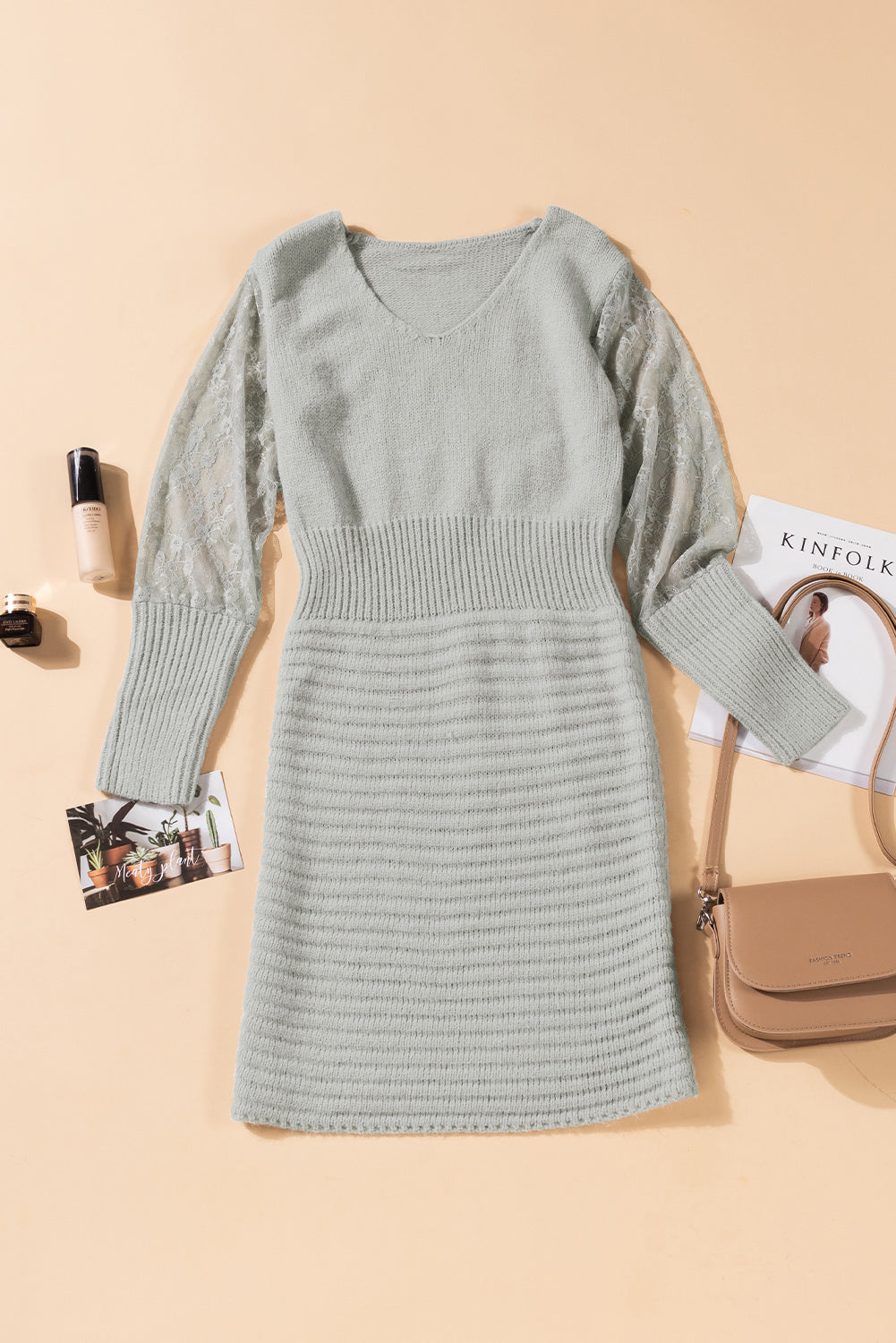 Robe en tricot à manches en dentelle et col en V