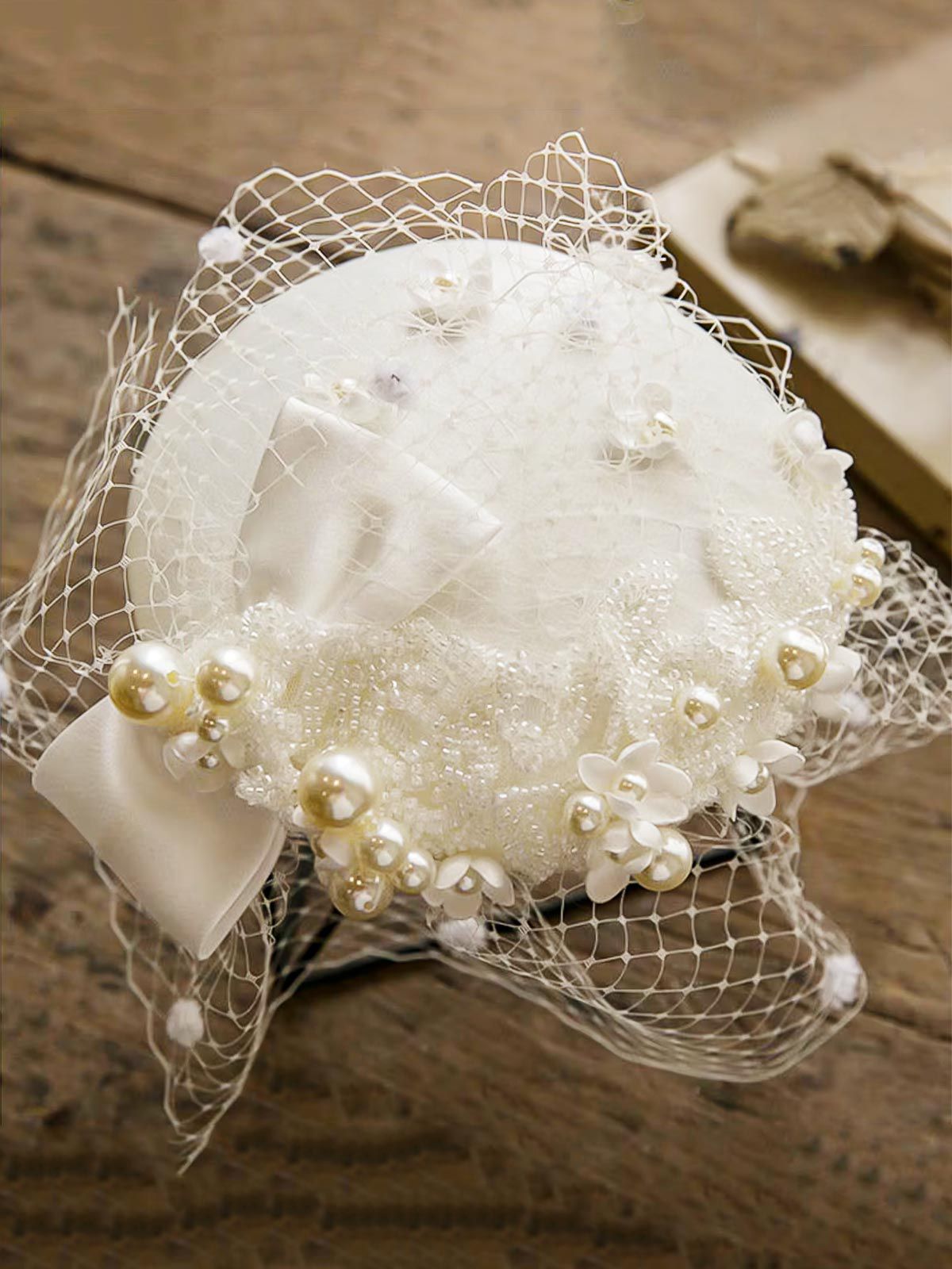 Chapeau vintage en maille avec nœud en perles blanches