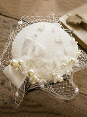 Chapeau vintage en maille avec nœud en perles blanches